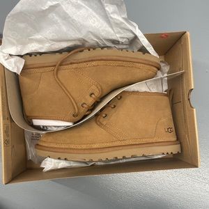 Womens size 8 ugh boots never worn.